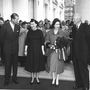 Dwight Eisenhower amerikai elnök és felesége, Mamie Eisenhower fogadják a brit királyi párt 1957-ben, Washingtonban. 