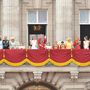 Vilmos herceg és Kate Middleton esküvőjének napja 2011-ben. Az ifjú pár népes családjuk körében köszönti az alattvalókat a Buckingham-palota balkonjáról. 