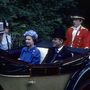 Lovaskocsival érkezik az uralkodó pár 1979-ben az ascoti királyi lóversenypályára. 