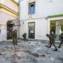 Katonák takarítják a romokat Petrinjában
