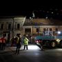 Késõ este is folytatják a romok eltakarítását Petrinjában 