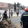 Tűzoltók takarítják a romokat a horvátországi Sziszekben