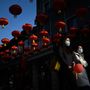 Séta a lámpások alatt Pekingben, 2021. február 10-én. A városközpontban felépített dekoráció készen állt a két nap múlva kezdődő ünnepélyre.