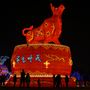 A Hupej tartományban fekvő Vuhan volt az első város, amit szigorú vesztegzár alá vont tavaly a kínai kormány. A központban felállított bika szobor a vírus felett győzelmet is szimbolizálhatja.