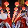 A kínai főváros központjában fekszik a Csianmen bevásárlóutca, ami hétvégén és ünnepekkor megtelik emberekkel. A képen a Holdújév-fesztiválhoz illő, tradicionális viseletben sétáló helyiek láthatóak.