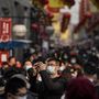 A pekingi Csianmen sétálóutca 2021. február 12-én. Csak maszkban szabad ünnepelni.