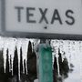 Jégcsapok lógnak a texasi Killeenhez közeli 195-ös autópályán. Az extrém hideg levegő és csapadék keverékét hozó Uri nevű téli vihar 26 államon söpört végig. Texasban négy és fél millióan maradtak áram nélkül. A halálos áldozatok száma csak később derül ki, eddig több tucat esetről szólnak a hírek.