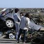 Összetört gépkocsik jelezték a cunami útját Fukusimában.
