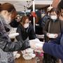 Korijama városában osztják az ebédet a hajlék nélkül maradt lakosoknak. 