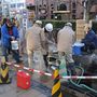 Zacskókban osztogatják az ivóvizet Fukusimában.