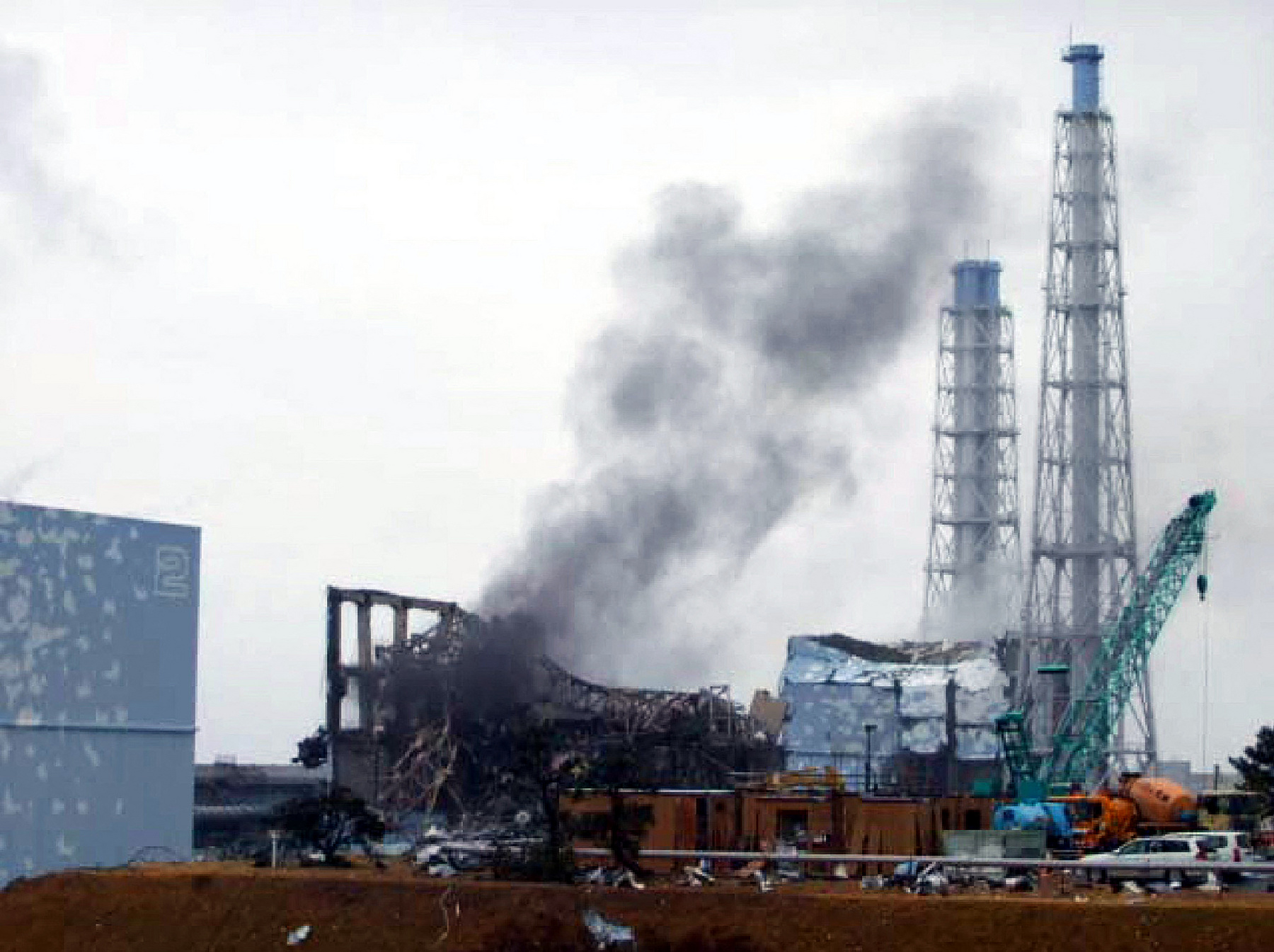 Füstfelhő száll fel a fukusimai atomerőmű megrongálódott 3-as blokkjából. 