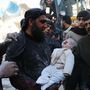 A csecsemő az Aleppo elleni légitámadás után került elő a törmelék közül, 2016. február 1-jén.
