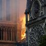 Az első fotók és videók alapján a katedrális felső része gyulladt ki, komoly füstfelhőbe burkolva az épületet.