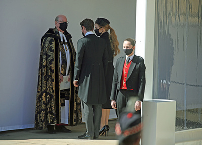 A windsori dékán, Edoardo Mapelli Mozzi és Beatrix brit hercegnő a Szent György-kápolna galileai tornácán Fülöp herceg búcsúztatását követően