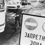 Egy rendőr 1986. május 10-én ellenőrzi a csernobili atomerőmű körüli 30 km-es tiltott övezetből kilépő járművek radioaktivitásának szintjét néhány nappal a létesítmény 4. számú reaktorának 1986. április 26-i robbanása után.