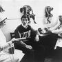 Egy a csernobili atomerőműben dolgozó mérnököt vizsgálnak a Lesnaya Polyana szanatórium orvosai 1986. május 15-én. 