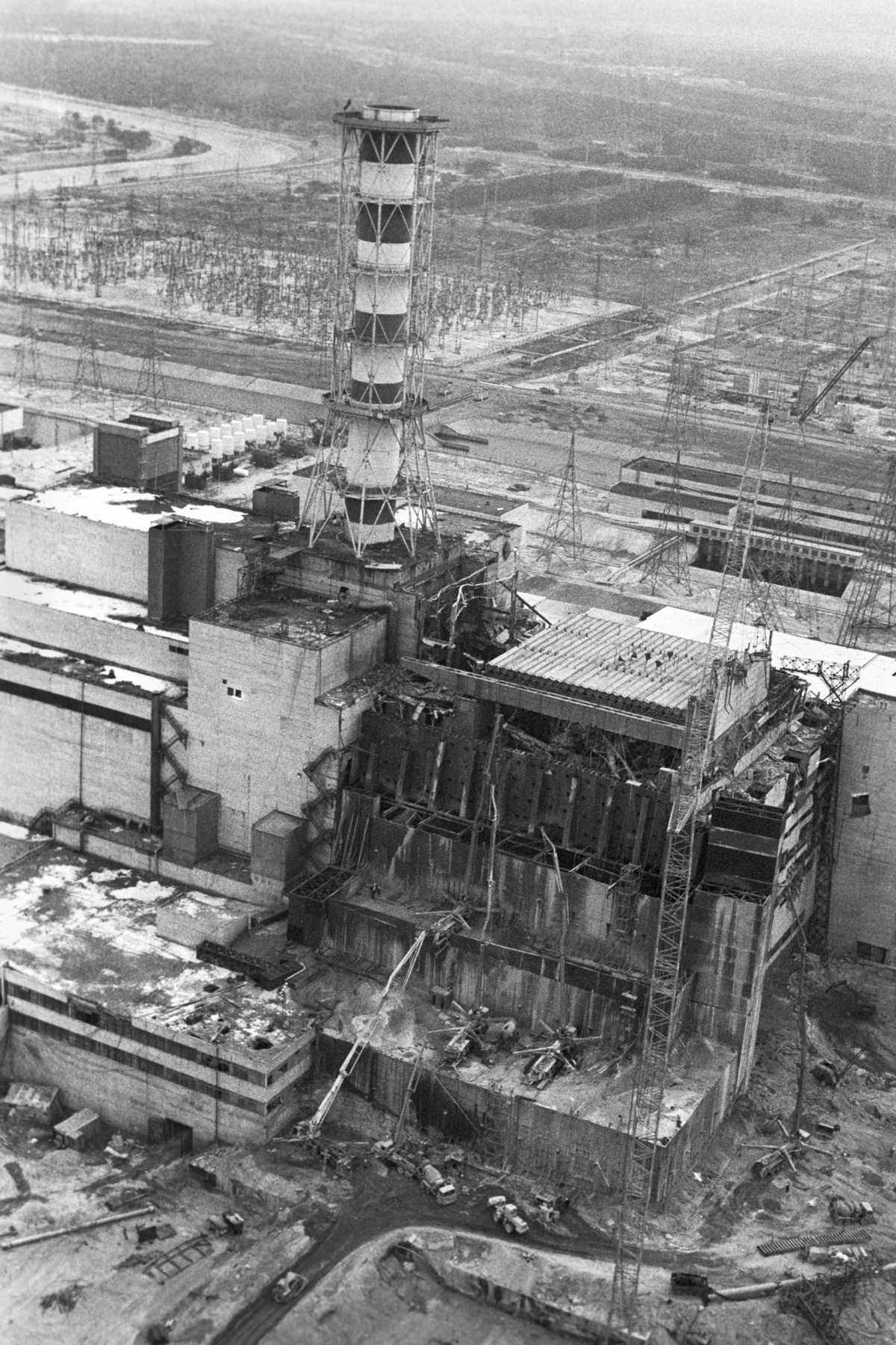 Sugárzást mérnek a 4. reaktorblokk közvetlen közelében a balesetet követően.