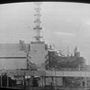 A szovjet televízió által 1986. április 30-án bemutatott fotó a csernobili atomerőműről, amelyen egy félig lerombolt épület látható, de a kommentár szerint nem történt sem pusztítás, sem gigantikus tűz. A több ezer áldozatról sem esett szó.