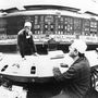 1986. június 2-án készült kép a csernobili atomerőmű 1. blokkjának központjában. A fotón látható két technikus a 4. számú reaktorban dolgozott 1986. április 26-án,  a XX. század legsúlyosabb atomkatasztrófájakor.
