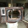 Tönkrement televízió készülék egy elhagyatott üzletben 