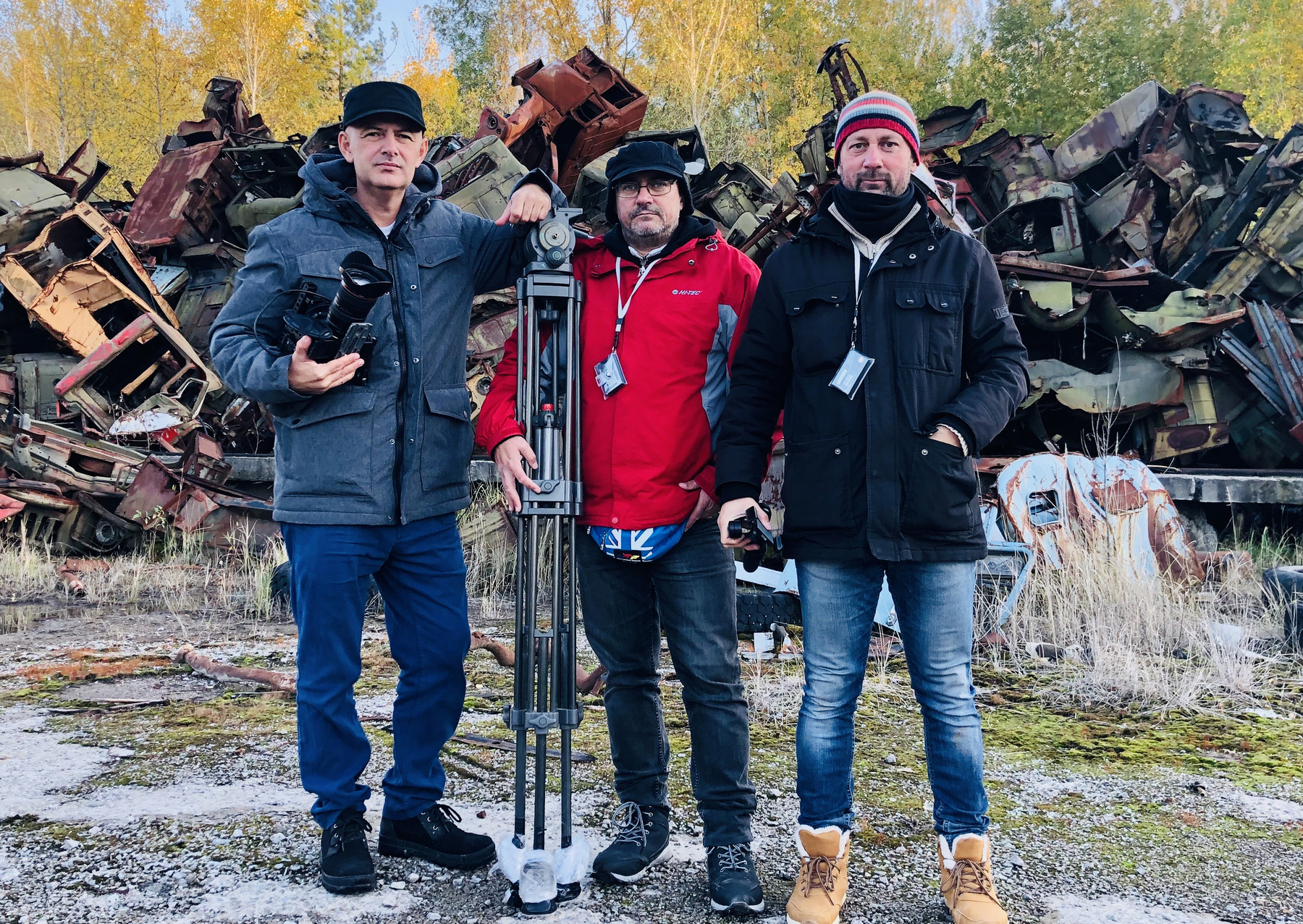 Vujity Tvrtko, Varga Dezső és Varga Zsolt a csernobili mentésben használt járművek hulladéktelepén