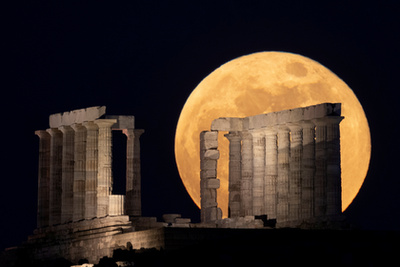Az athéni Poszeidón Templom a szuperhold megvilágításában