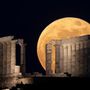 Az athéni Poszeidón Templom a szuperhold megvilágításában