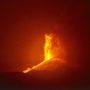 Láva ömlik az Etna tűzhányónak Európa legnagyobb és legaktívabb vulkánjának egyik kráterébűőõl a szicíliai Catania közelében 2021. május 29-én hajnalban