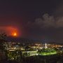 Láva ömlik az Etna tűzhányónak Európa legnagyobb és legaktívabb vulkánjának egyik kráteréből a szicíliai Catania közelében fekvő Pedaránál 2021. május 29-én hajnalban