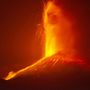 Láva ömlik az Etna tűzhányónak, Európa legnagyobb és legaktívabb vulkánjának egyik kráteréből a szicíliai Catania közelében 2021. május 29-én hajnalban