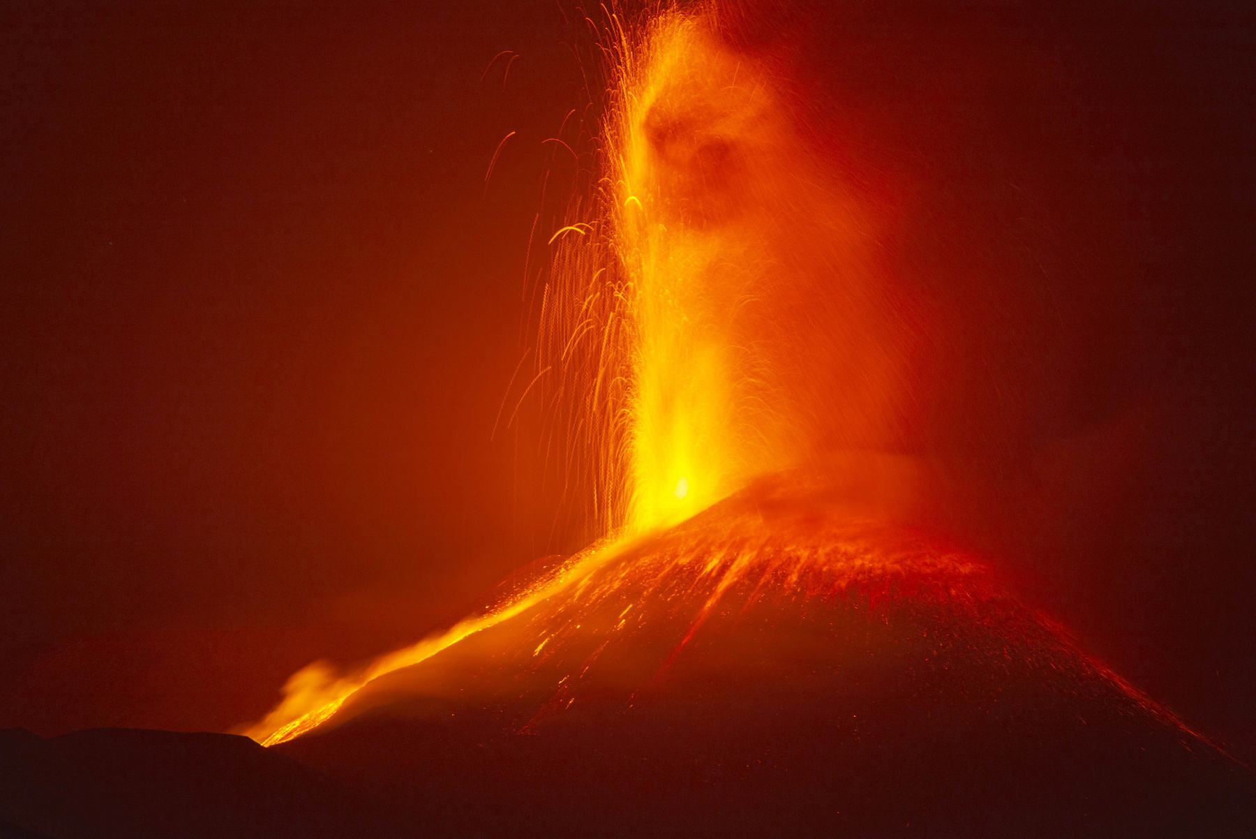Láva ömlik az Etna tűzhányónak Európa legnagyobb és legaktívabb vulkánjának egyik kráterébűőõl a szicíliai Catania közelében 2021. május 29-én hajnalban