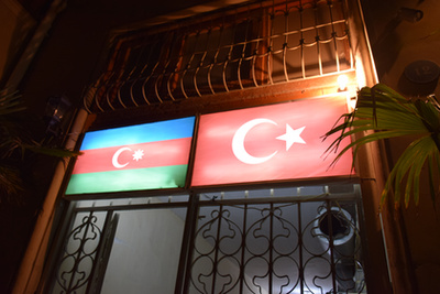 Az azeri és török zászló szinte mindenhol együttjár. 