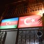 Az azeri és török zászló szinte mindenhol együttjár. 