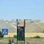 Egy szehid, azaz mártír képe, a háttérben az épülő repülőtér Fizuli romváros közelében. 