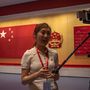 Videófelvételt készít egy újságíró a Kínai Kommunista Párt újonnan épült pekingi múzeumában 2021. június 25-én. A múzeumot július elsején, a Kínai Kommunista Párt megalakulásának 100. évfordulóján nyitják meg a nagyközönség előtt.
