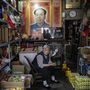 Mao portréját most is nagy becsben tartják, ahogy ez az árus is a vegyesboltban.