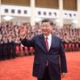 Hszi Csin-ping kínai elnök a Kínai Kommunista Párt Központi Bizottságának főtitkára, a Központi Katonai Bizottság elnöke a KKP megalapítása 100. évfordulójának alkalmából odaítélt kitüntetések átadási ünnepségén a pekingi Nagy Népi Csarnokban 2021. június 29-én