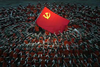 A Kínai Kommunista Párt zászlaja, Sencsenben, 2021. július 1-jén