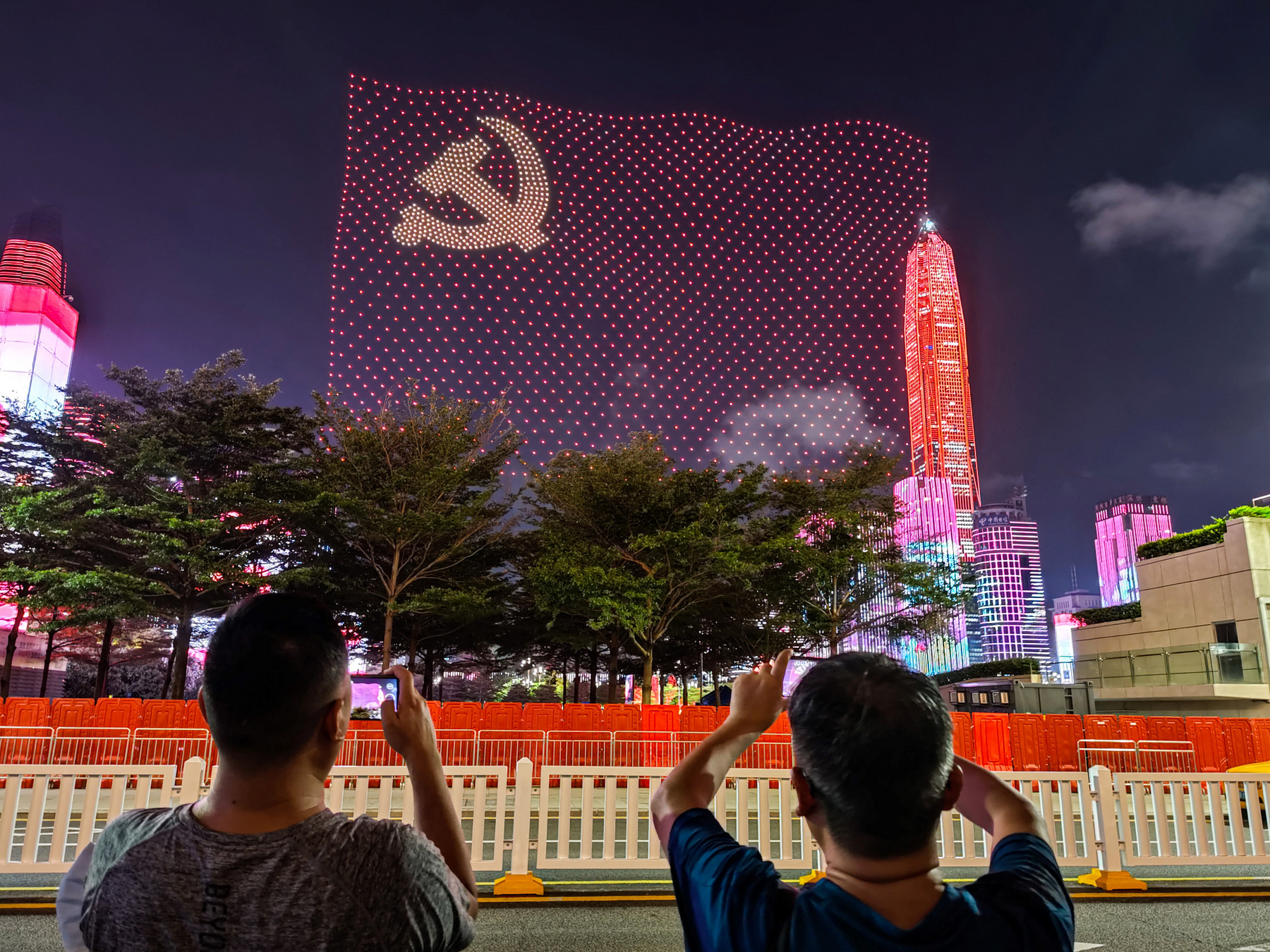A Kínai Kommunista Párt zászlaja, Sencsenben, 2021. július 1-jén