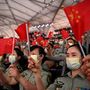 A közönség nemzeti zászlókat lengetve nézik a Kínai Kommunista Párt megalakulásának 100. évfordulója alkalmából rendezett ünnepi előadást a pekingi Nemzeti Stadionban, 2021. június 28-án