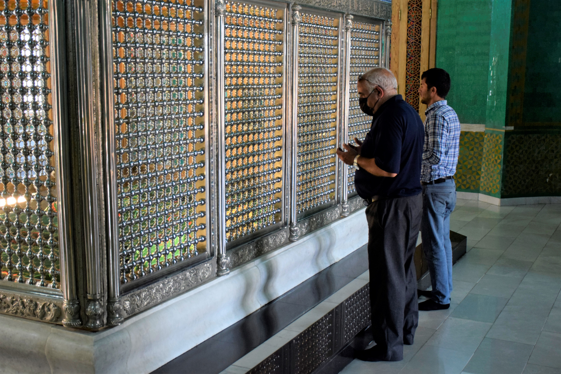 Temetés a Bibi-Heybat mecset mellett. A képen kivehető a holtak gravírozott képmásai az emlékköveken.