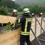 Tűzoltók fából készült gátat készítenek Mayschoss közelében 2021. július 14-én
