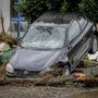 Az Ahr folyó áradása következtében elsodródott autó a Rajna-vidék-Pfalz tartományban fekvő Insulban 2021. július 15-én