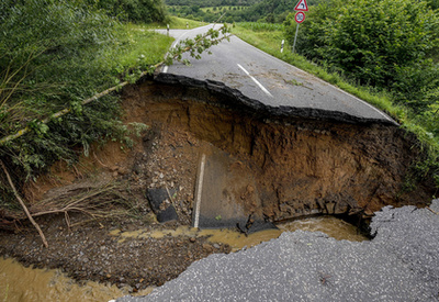 Az Ahr folyó áradása következtében elsodródott autó a Rajna-vidék-Pfalz tartományban fekvő Insulban 2021. július 15-én