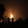 Helyi lakosok és önkéntesek a görögországi Évia-szigeten fekvő Kamatriadész közelében pusztító erdtűz helyszínén 