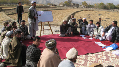 Ujjlenyomatával igazolja az ENSZ World Food Program élelmiszercsomagjának átvételét egy írástudatlan afgán munkás