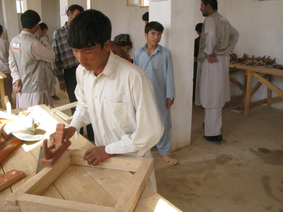 Ujjlenyomatával igazolja az ENSZ World Food Program élelmiszercsomagjának átvételét egy írástudatlan afgán munkás
