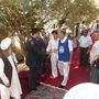 Lehel László, az Ökumenikus Segélyszervezet elnök-igazgatója törzsi vezetőkkel tárgyal a Samarkandyan-i iskola építése ügyében