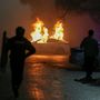 Egy felgyújtott rendőrautó január 5-én éjjel Almatiban.