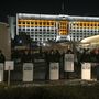 Kazah rendfenntartók őrködnek a városvezetés székháza előtt január 5-én.